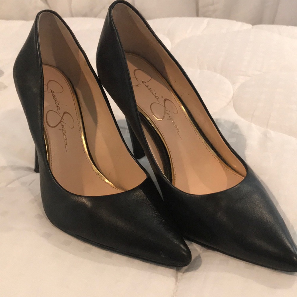 Jessica Simpson black pumps size 6.